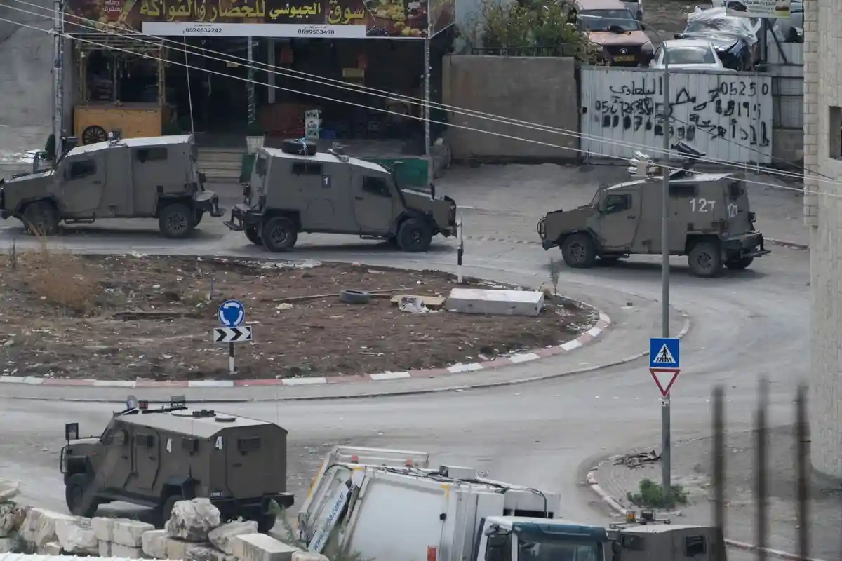 Только шторы:Израильские военные автомобили в Нур-Шамсе. Израильские солдаты провели здесь рейд.