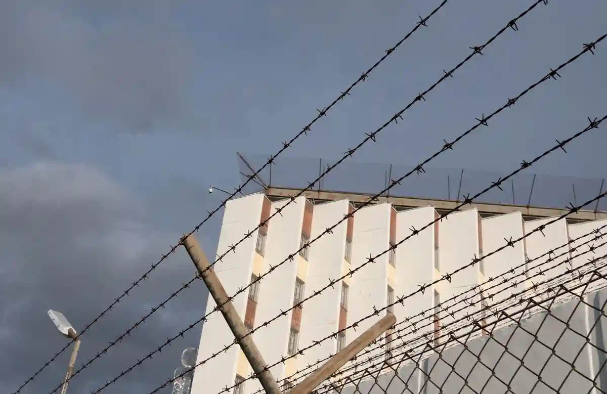 Тюрьма:Забор из колючей проволоки ограждает территорию исправительного учреждения