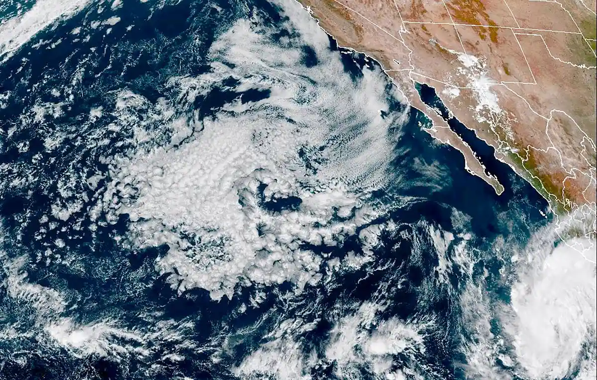 Ураган "Норма:На спутниковом снимке видно, что ураган "Норма" формируется вблизи западного тихоокеанского побережья Мексики.