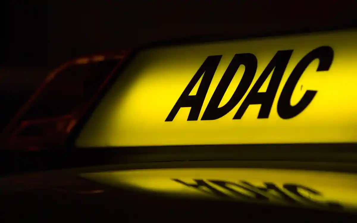 ADAC:Аббревиатура "ADAC" на автомобиле светится в темноте.