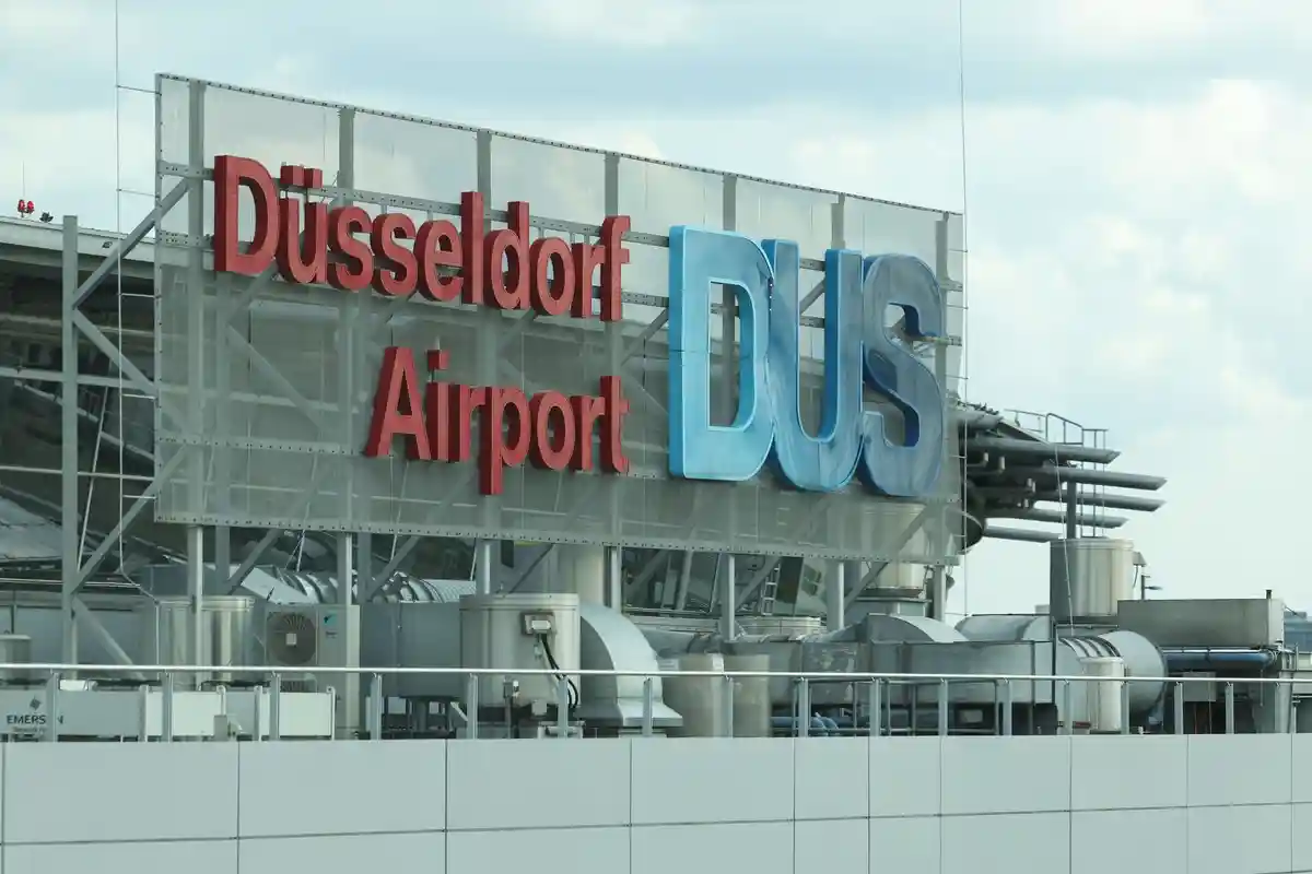 Аэропорт Дюссельдорфа:Вид на вывеску "Аэропорт Дюссельдорф (DUS)" в аэропорту Дюссельдорфа.