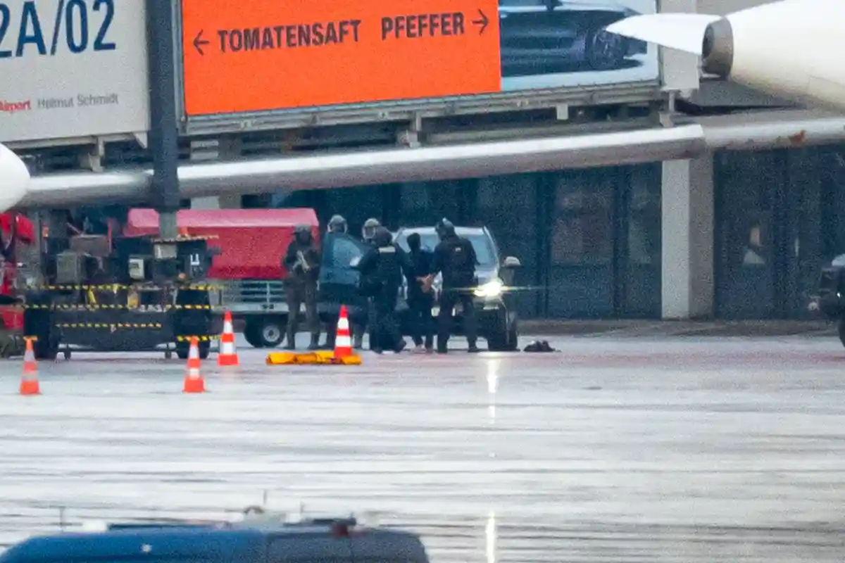 Аэропорт Гамбурга:Захватчика заложников забирает полиция.