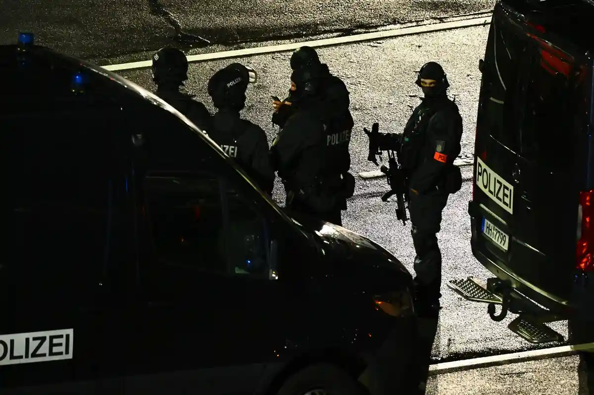 Аэропорт Гамбурга закрыт:В аэропорту размещены вооруженные полицейские.
