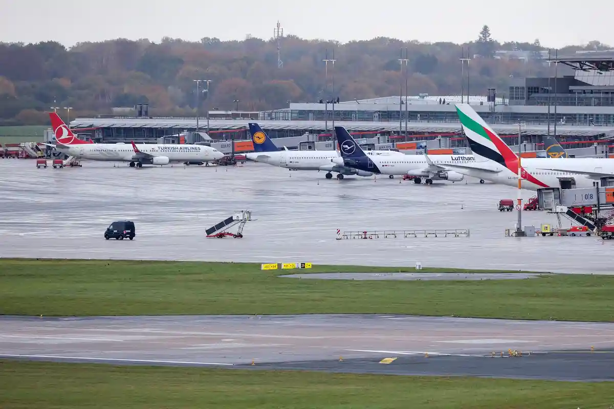 Аэропорт Гамбурга закрыт:Самолет авиакомпании Turkish Airlines (л) стоит на перроне закрытого аэропорта Гамбурга.