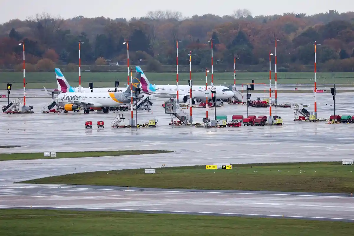 Аэропорт Гамбурга закрыт:Самолеты различных авиакомпаний припаркованы на перроне закрытого аэропорта Гамбурга.