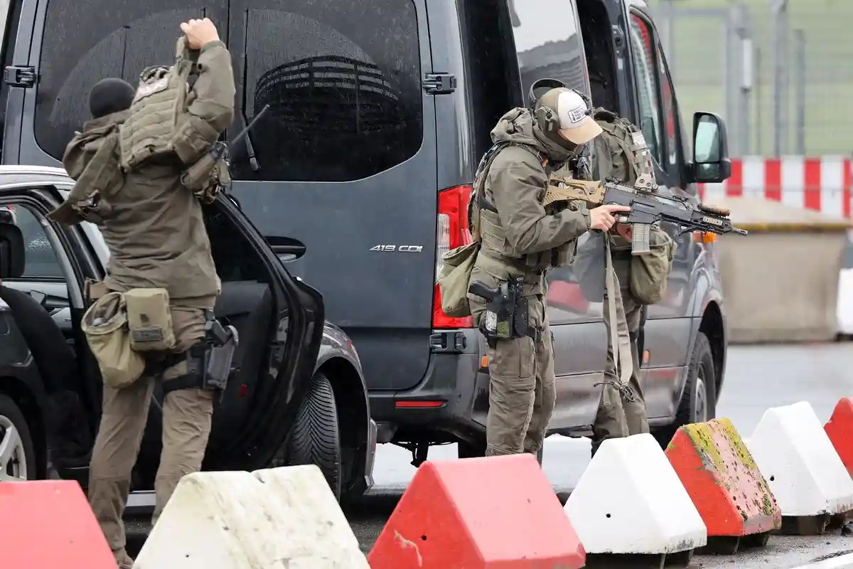 Аэропорт Гамбурга закрыт - вооруженный человек прорвался через ворота:Хорошо вооруженные спецназовцы готовятся к операции в аэропорту.