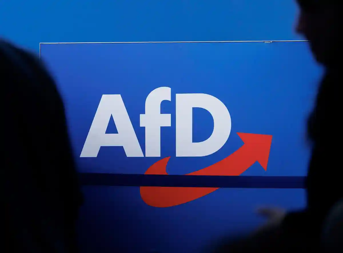 AfD:Логотип партии можно увидеть на национальной партийной конференции AfD в выставочном центре Магдебурга.
