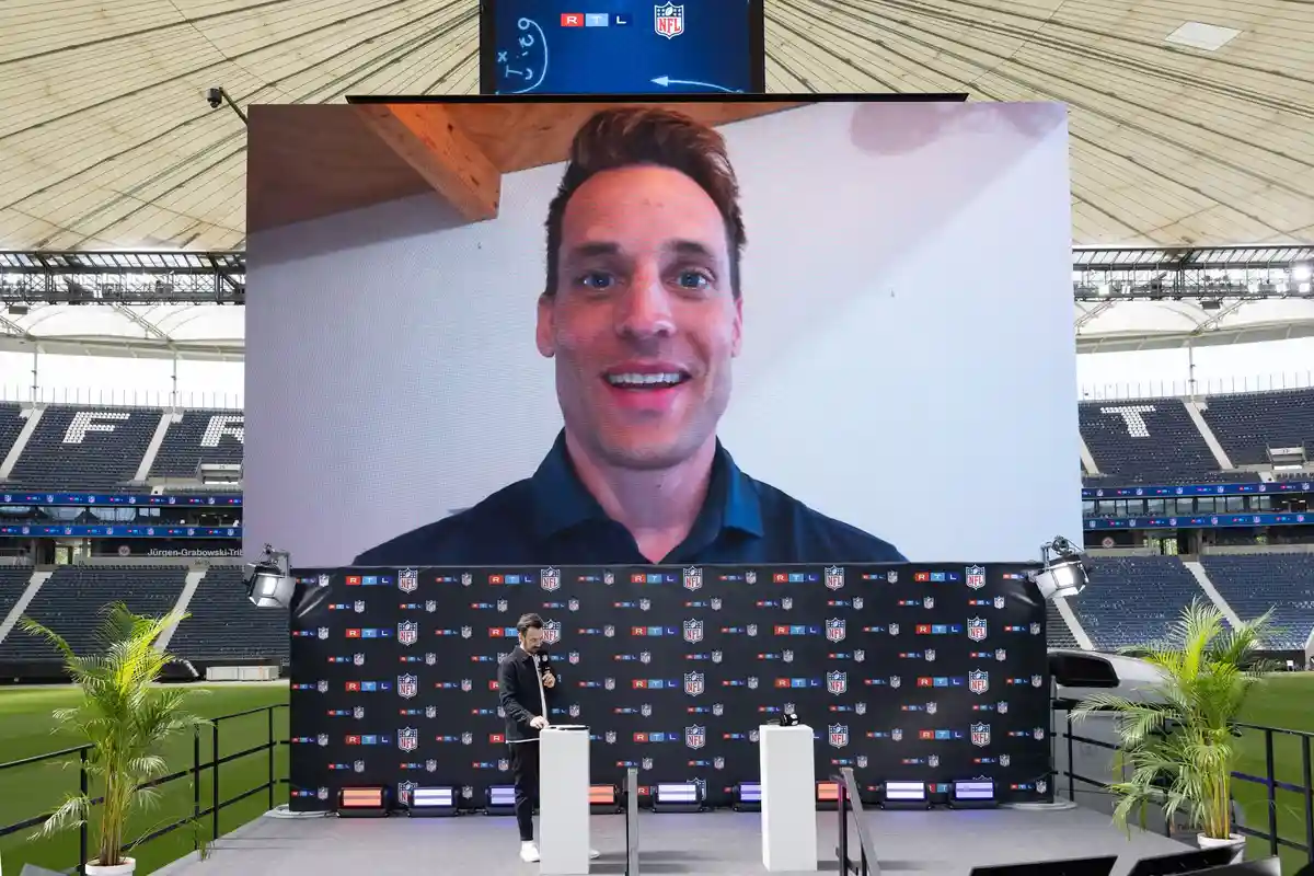 Александр Штейнфорт:Ведущий Ян Кёппен берет интервью у Александра Штайнфорта, главы NFL Germany, который находится на видеосвязи.
