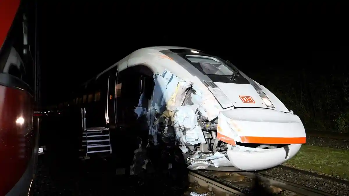 Авария:На линии между Гамбургом и Бременом серьезно повреждены региональный поезд и поезд ICE.