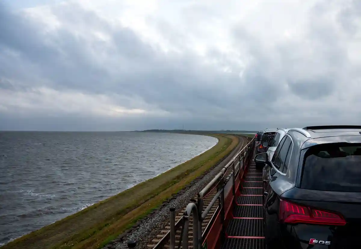 Автопоезд в Зюльт:Автопоезд Deutsche Bahn движется по Хинденбургдамм к острову Зюльт в Северном море.