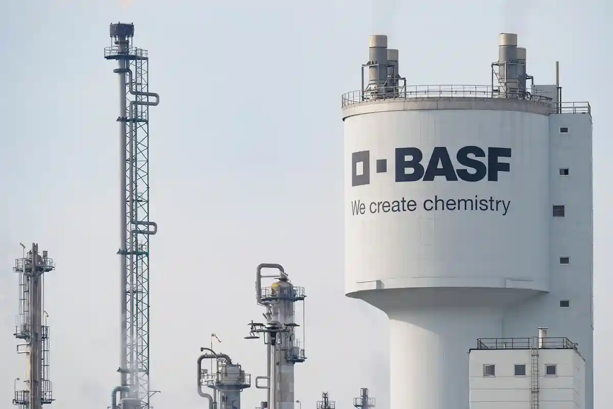 BASF:Башня с надписью "BASF" стоит на территории химической компании BASF.
