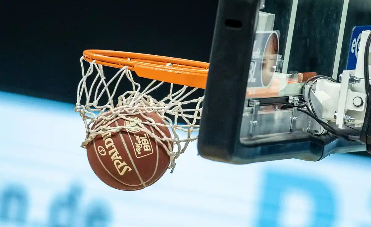 Баскетбол:Баскетбольный мяч попадает в обруч.