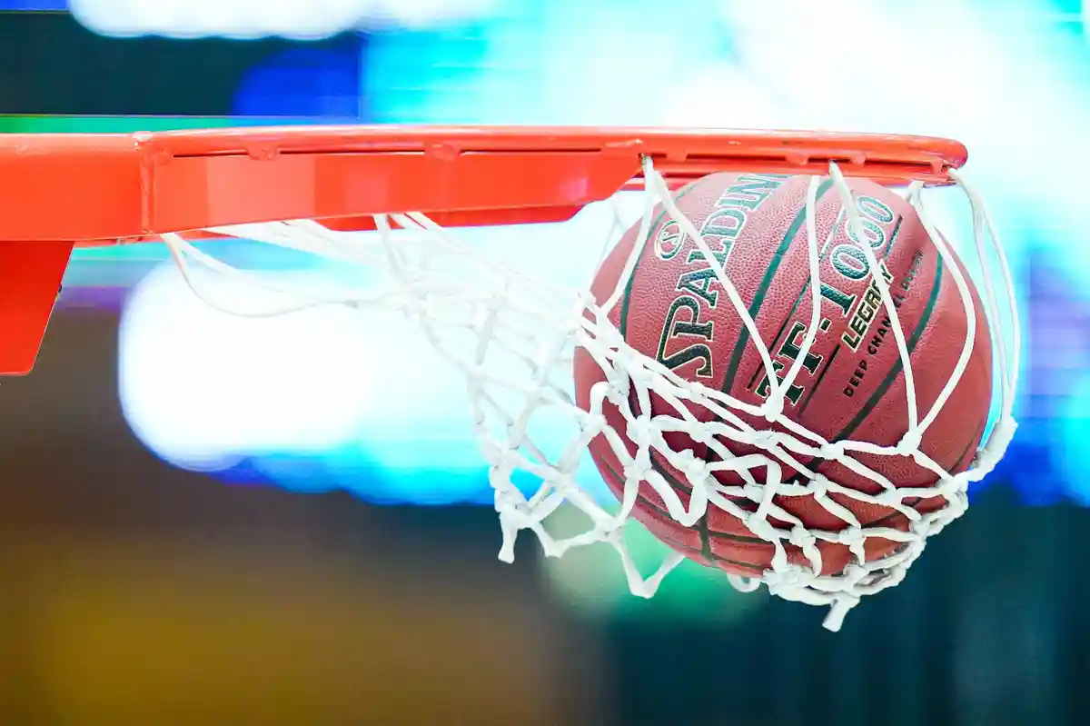 Баскетбол:Мяч забрасывается в корзину.