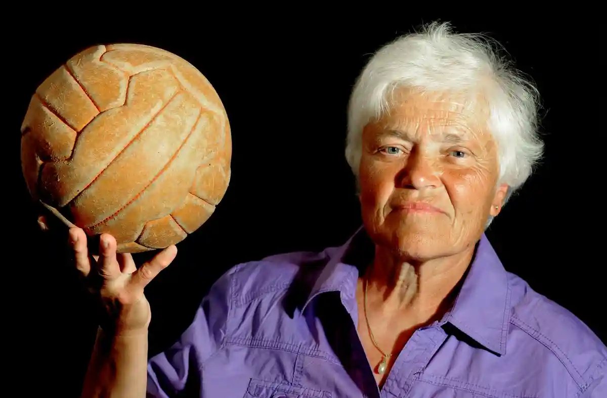 Бербель Воллебен:Пионер немецкого женского футбола Бербель Воллебен демонстрирует кожаный мяч.