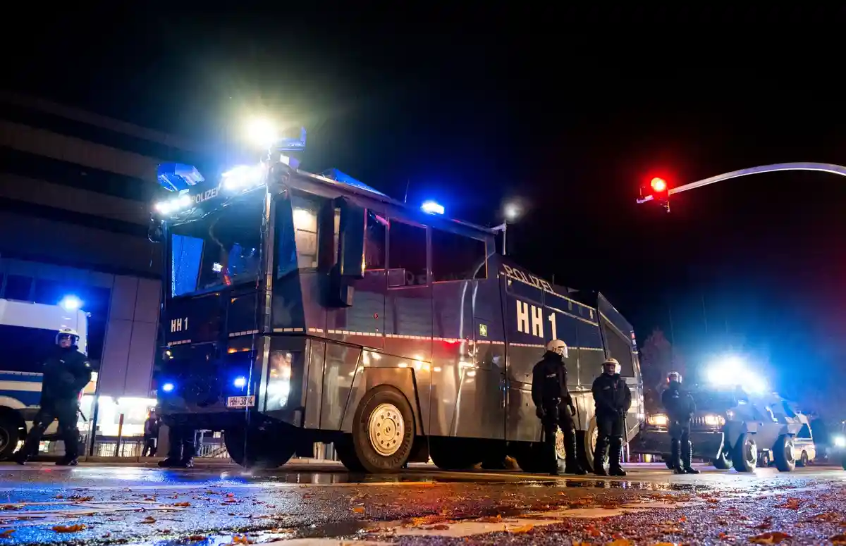 Беспорядки на Хэллоуин:Полицейский водомет стоит наготове в районе Харбург. В ночь на Хэллоуин в Гамбурге произошли беспорядки.