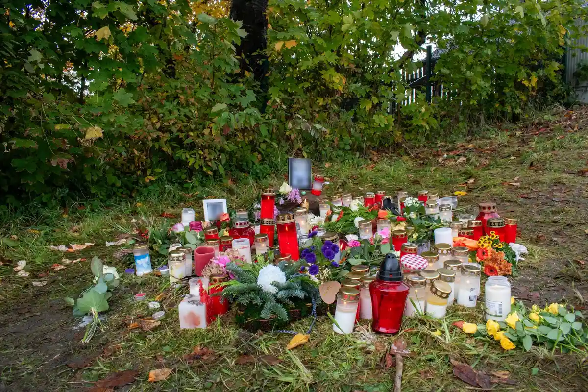Бездомный скончался от ножевых ранений:Цветы и свечи лежат на месте гибели бездомного.