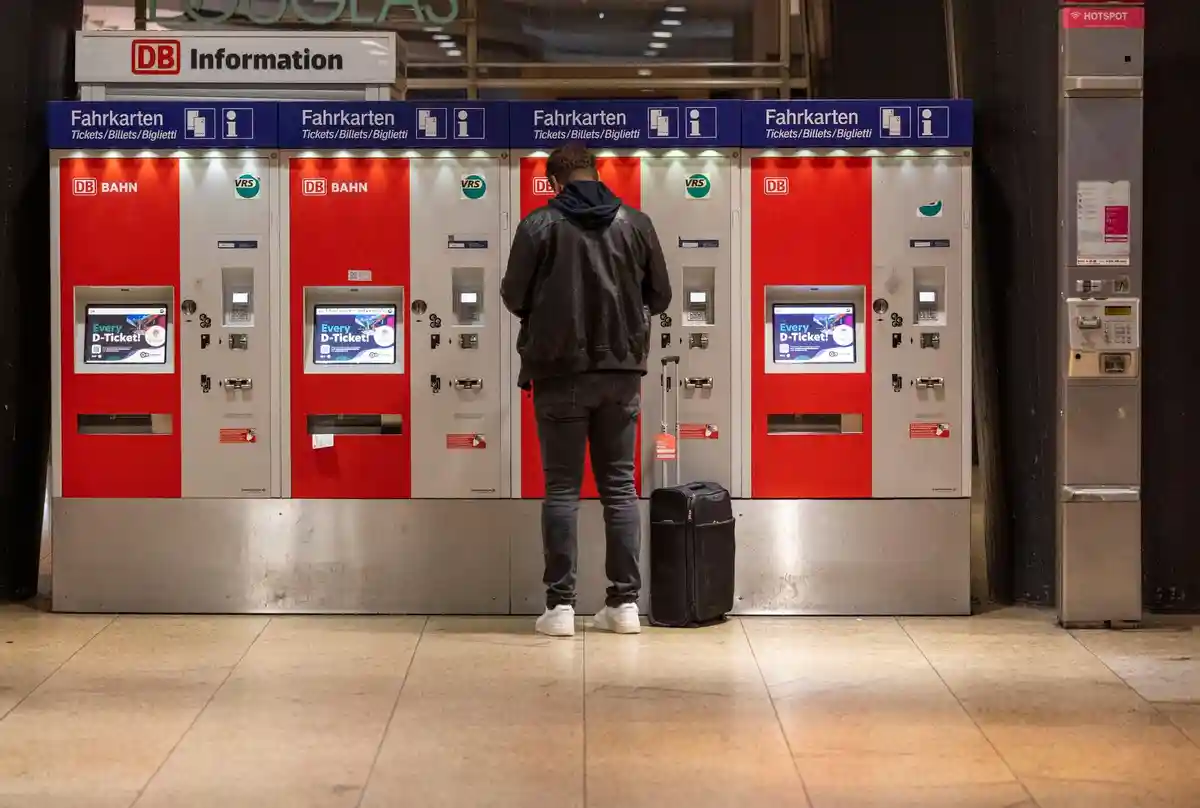 Билет в Германию:"D-Ticket" отображается на мониторах билетных автоматов на Центральном вокзале Кельна.