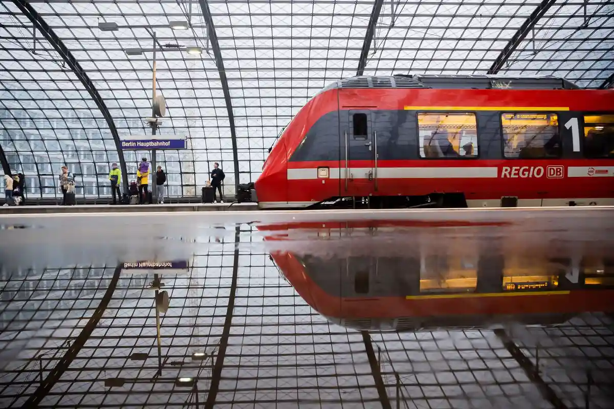 Билет в Германию:Региональный поезд прибывает на Центральный вокзал Берлина.