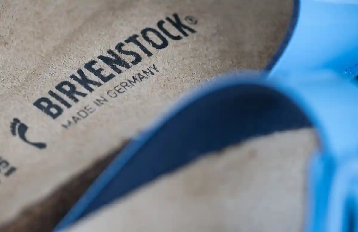 Birkenstock:Вид логотипа Birkenstock на сандалии.