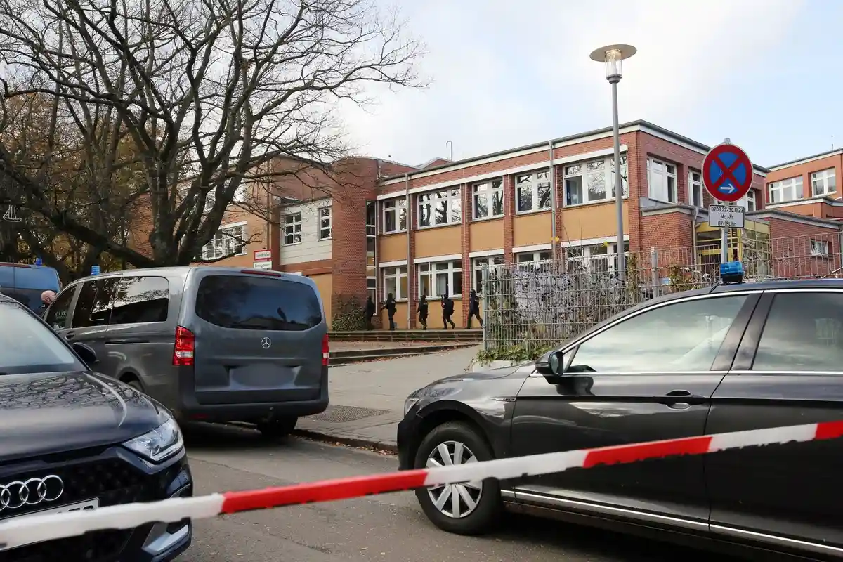 Бланкенская районная школа:Угрожающая ситуация привела к широкомасштабной полицейской операции в школе микрорайона Бланкенезе.
