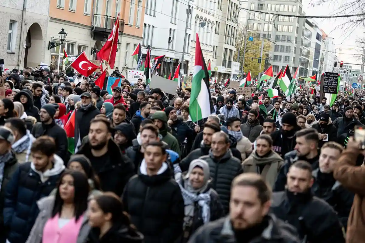 Ближневосточный конфликт:Люди принимают участие в демонстрации в поддержку Палестины.