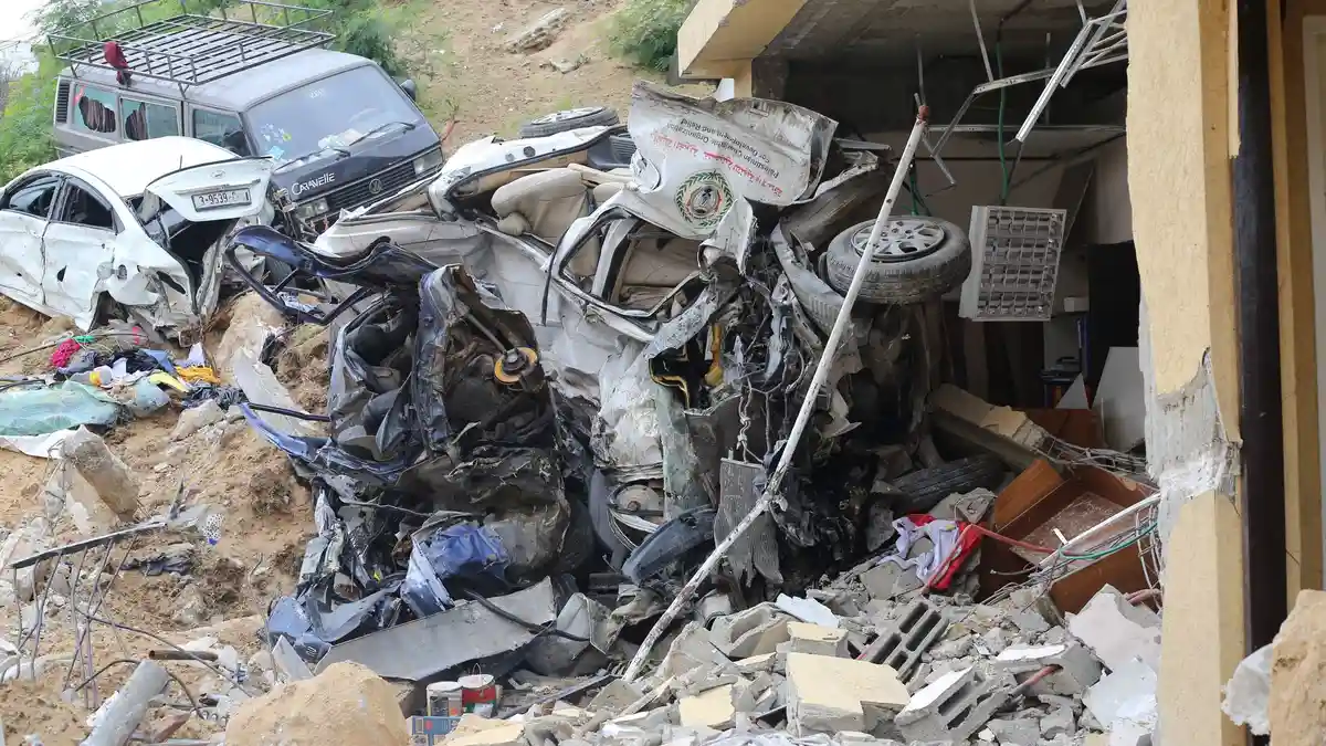 Ближневосточный конфликт:Останки автомобиля лежат перед разрушенным индонезийским госпиталем в Бейт-Лахии.