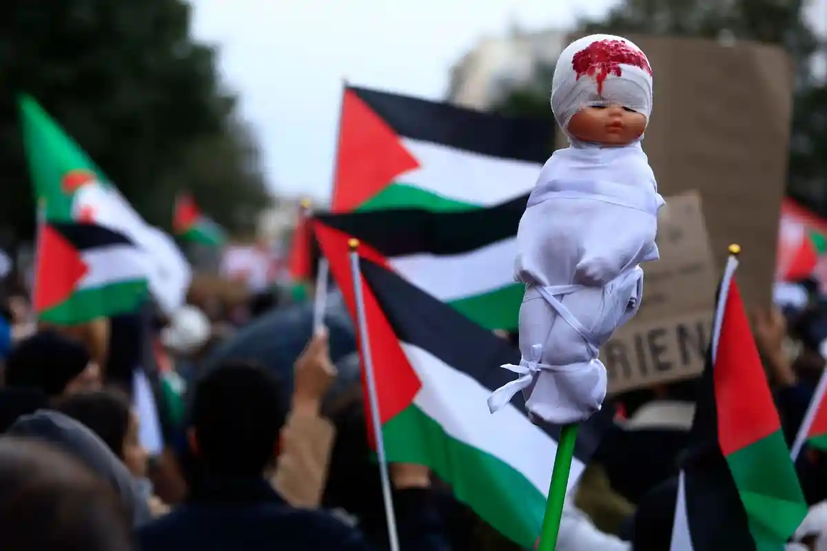 Ближневосточный конфликт:Люди принимают участие в демонстрации в поддержку палестинского народа в секторе Газа.