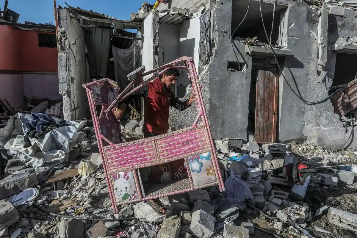 Ближневосточный конфликт - Рафах:Палестинец осматривает свой разрушенный дом после израильских авиаударов на юге сектора Газа. Многие палестинцы из Германии также пострадали от войны.
