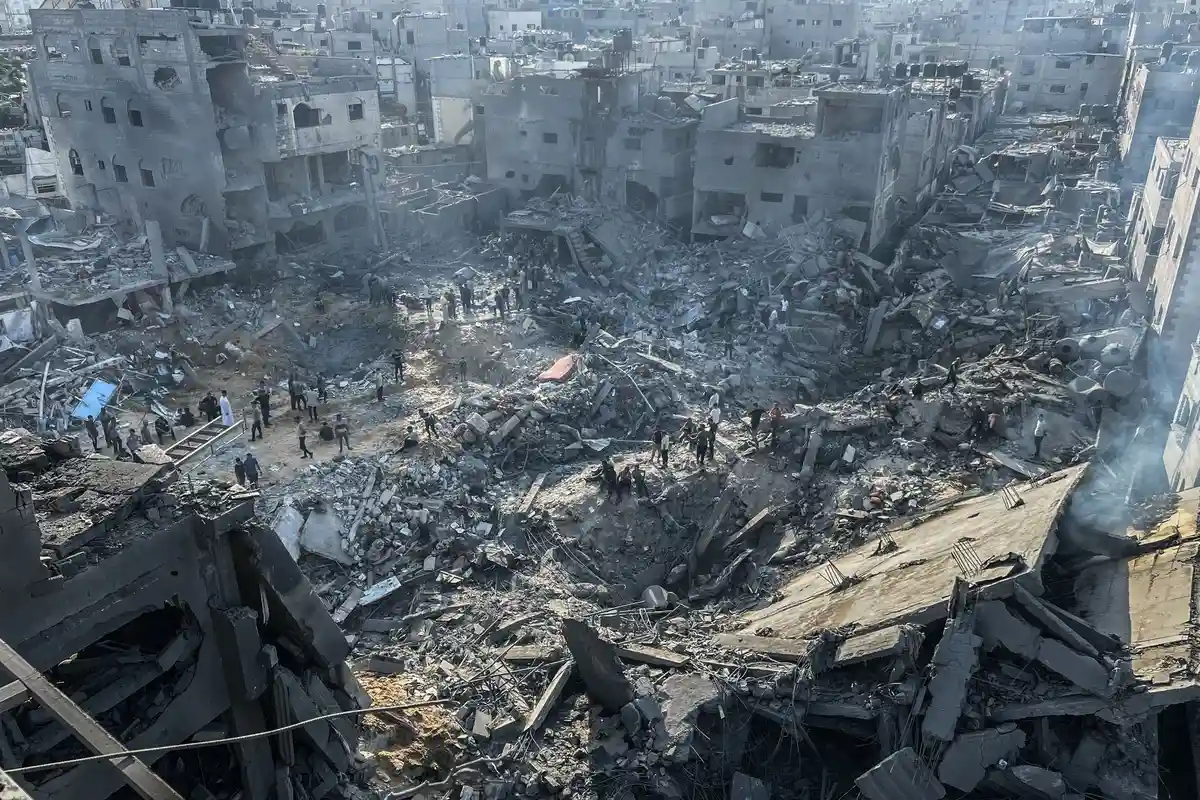 Ближневосточный конфликт:Здания, подвергшиеся израильским авиаударам в лагере беженцев Джабалия на севере сектора Газа, лежат в руинах.