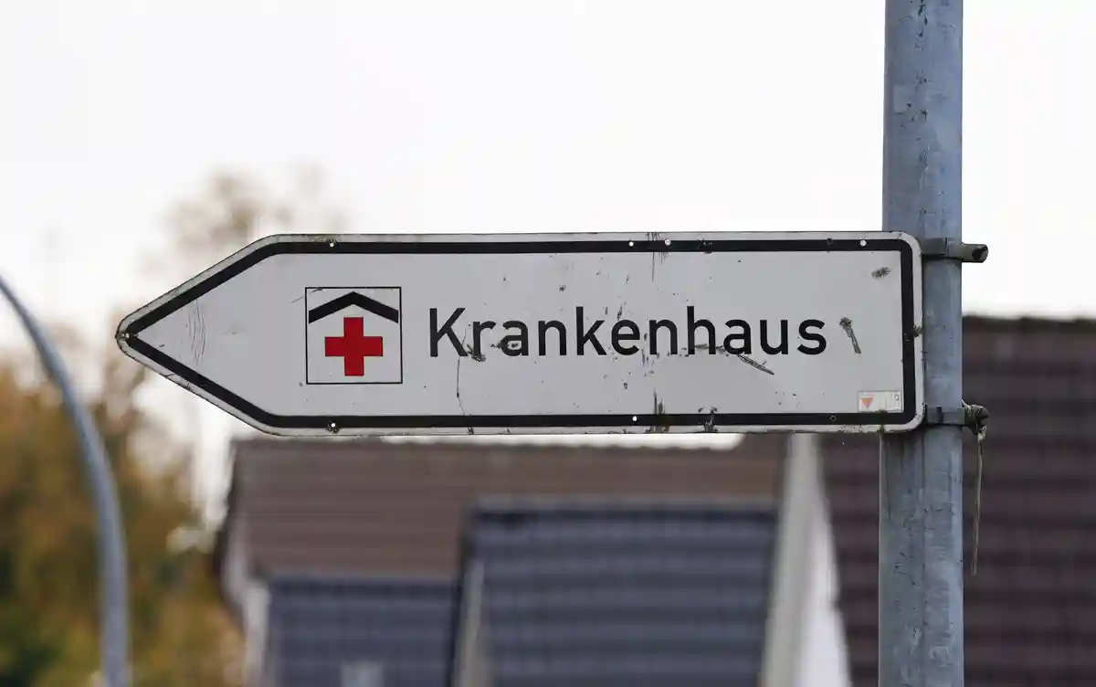Больница:Дорогу к клинике указывает табличка с надписью "Krankenhaus" (больница).
