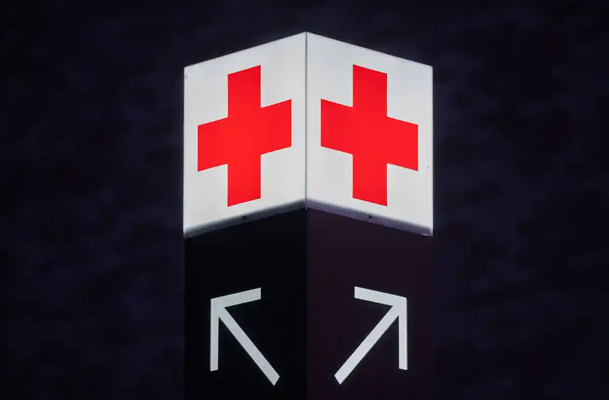 Больница:Стрелка указывает путь к приемному отделению больницы.
