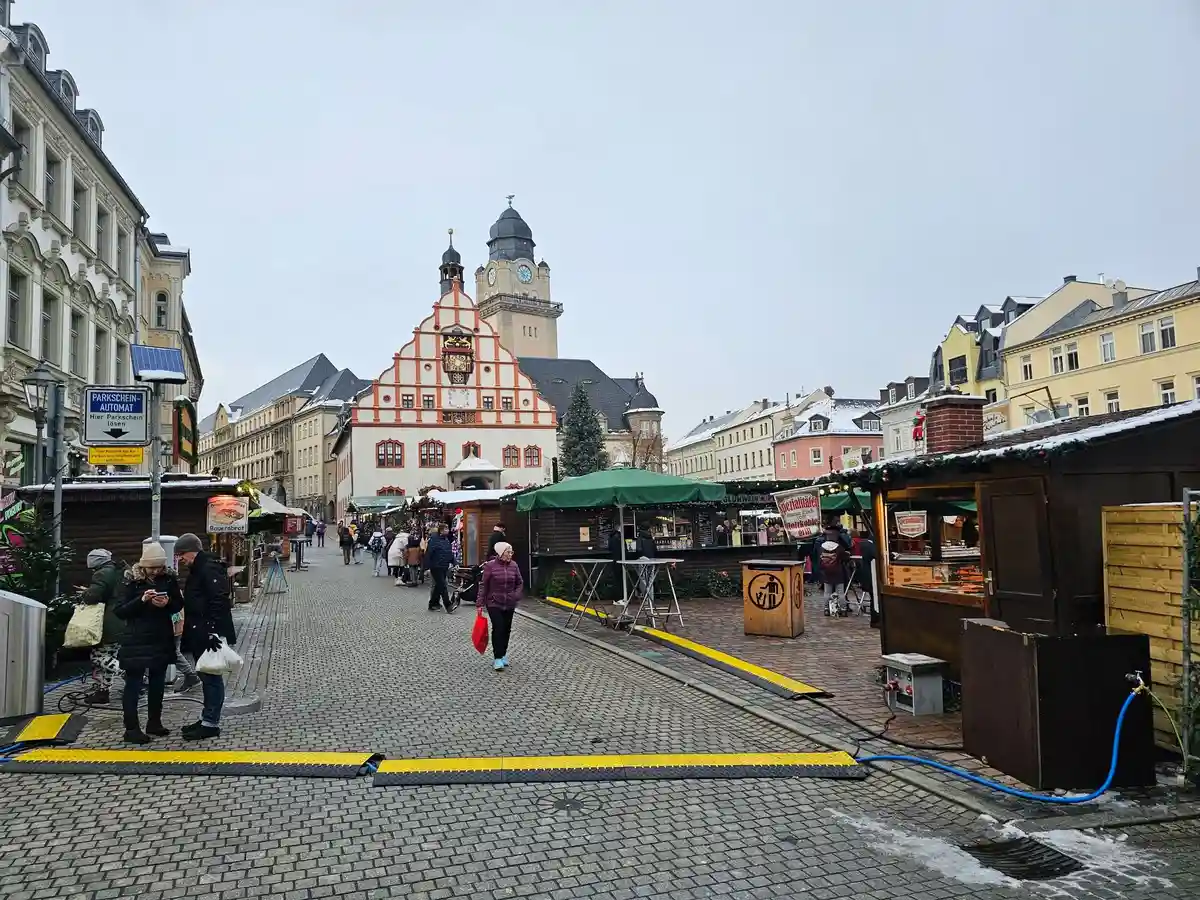 Бомба найдена в центре города Плауэн:Рождественский рынок в центре Плауэна. В четверг он был эвакуирован из-за обнаружения авиабомбы.