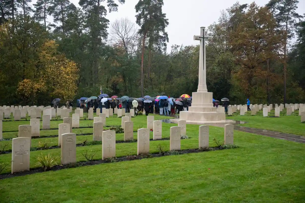 Британское военное кладбище:Посетители принимают участие в воскресной церемонии памяти, организованной британцами и немцами на британском военном кладбище.
