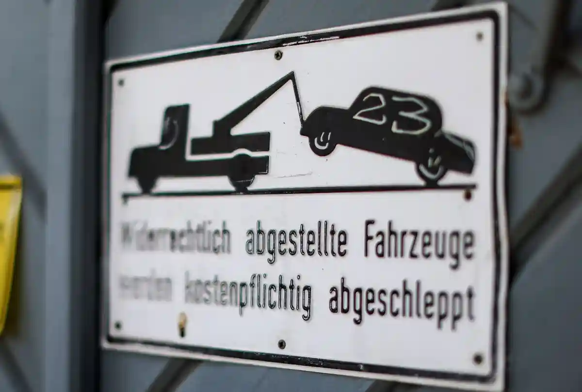Буксировочный знак:Знак, указывающий на то, что незаконно припаркованные автомобили будут отбуксированы.