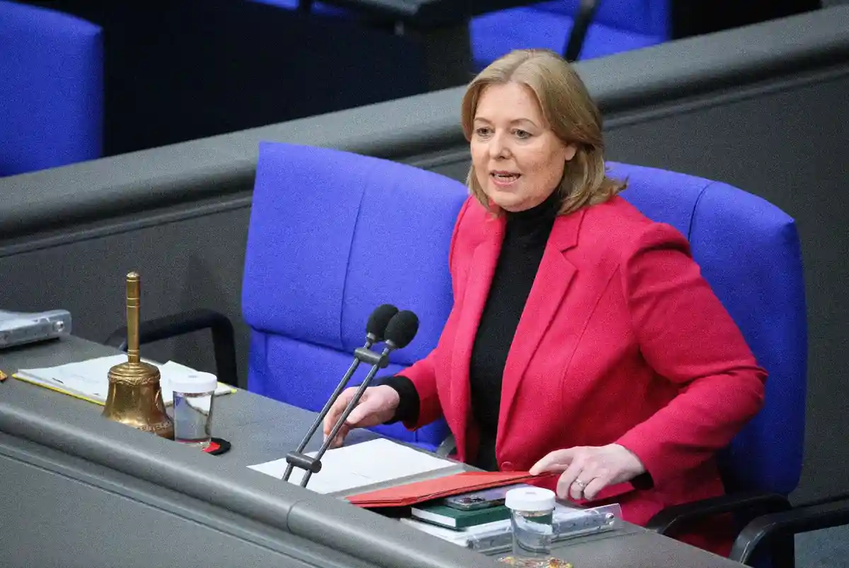 Бундестаг:Президент бундестага Бербель Бас (СДПГ) открывает пленарное заседание в немецком бундестаге.