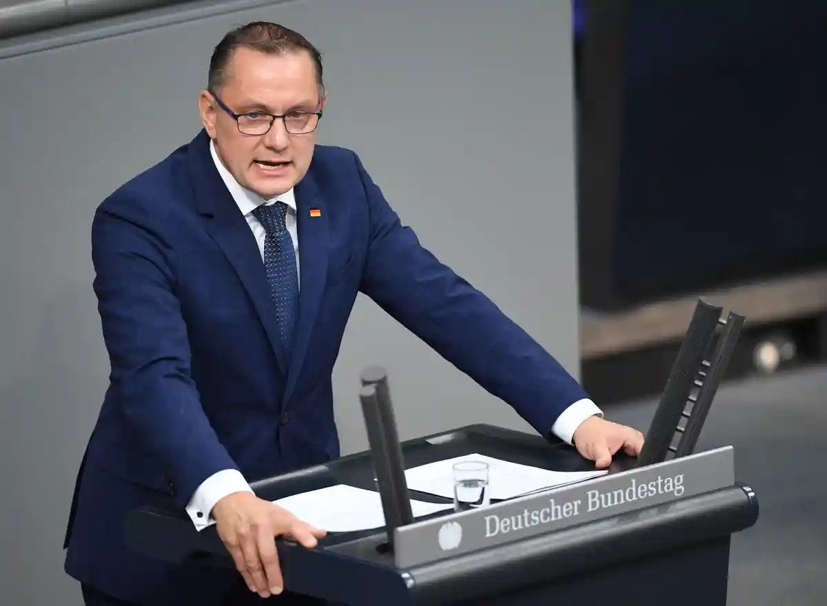 Бундестаг:Тино Хрупалла, федеральный председатель AfD и лидер парламентской фракции AfD, выступает на пленарном заседании Бундестага Германии.