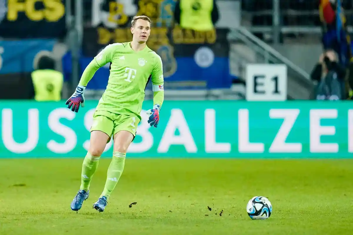 Чемпионат Европы по футболу:Вратарь мюнхенцев Мануэль Нойер разыгрывает мяч.