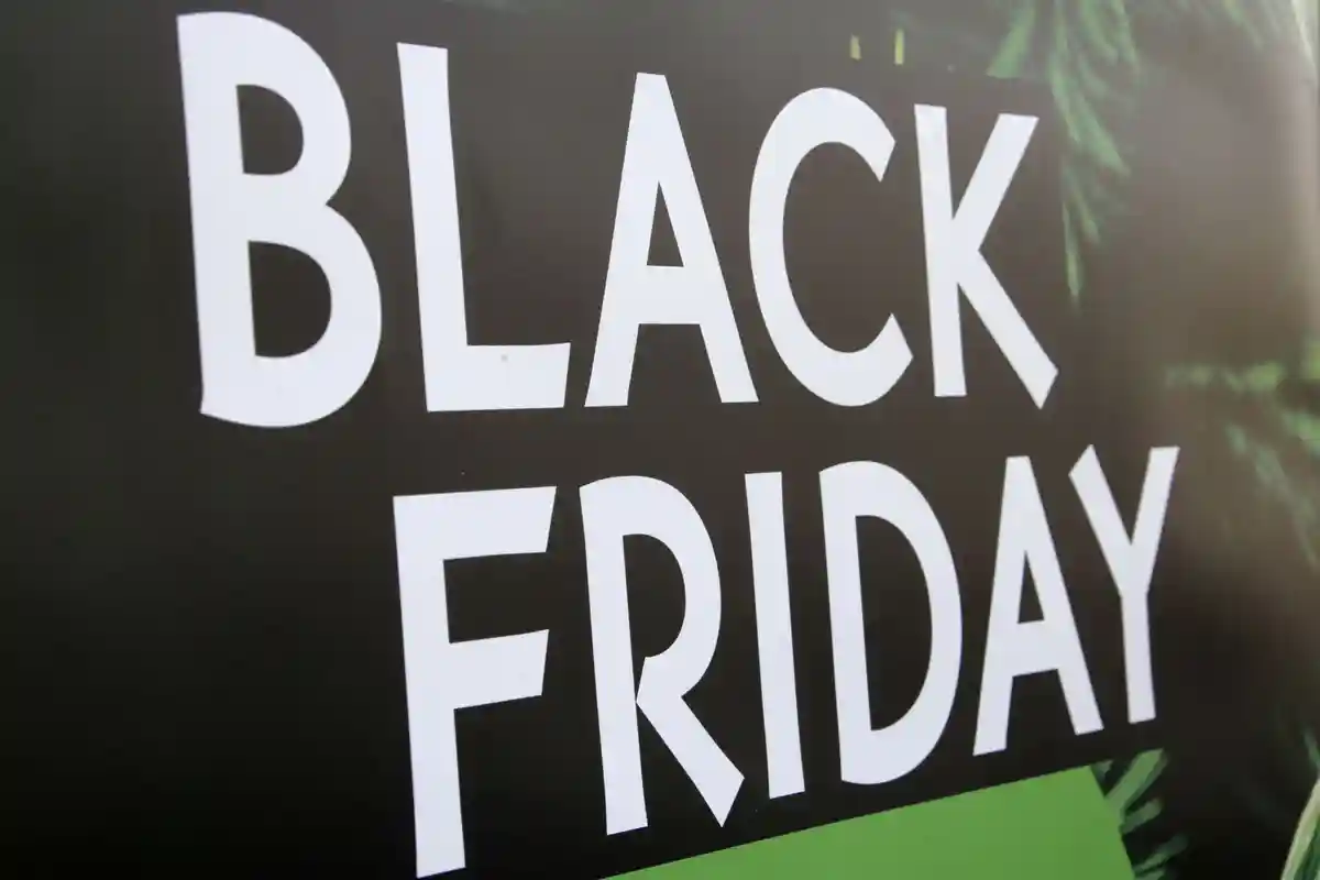 Черная пятница:Реклама "Черной пятницы" размещена в витрине магазина.