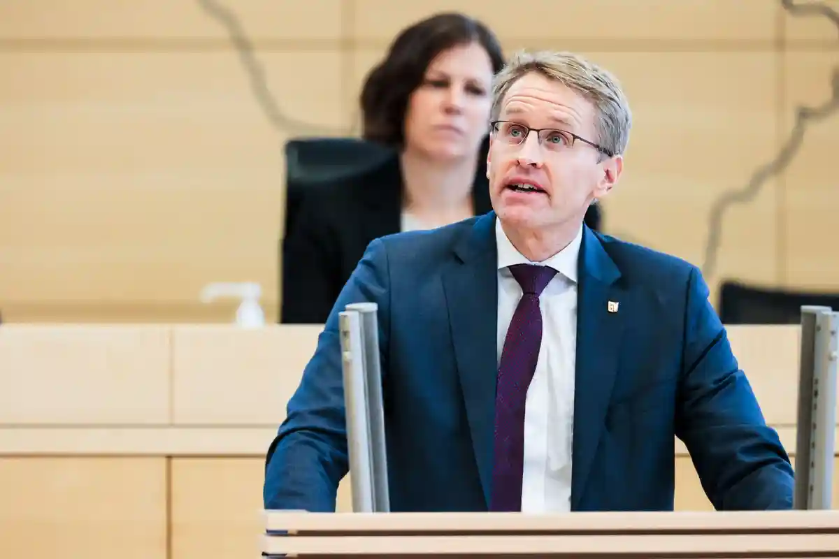 Даниэль Гюнтер:Министр-президент земли Шлезвиг-Гольштейн Даниэль Гюнтер выступает в парламенте земли в Киле.