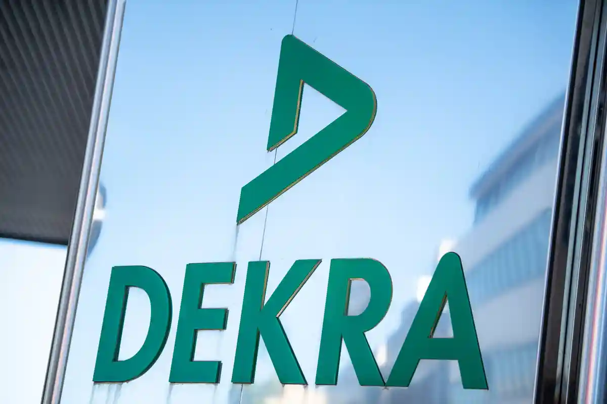 Декра:На здании компании красуется логотип Dekra.