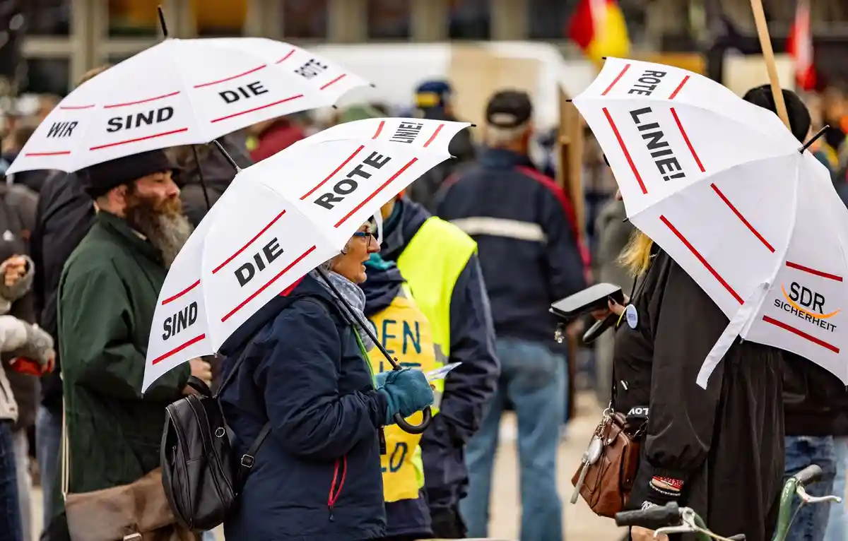 Демонстрация "кильских желтых жилетов":Участники демонстрации "Желтые жилеты Киля" несут зонтики на Вильгельмсплац в Киле.