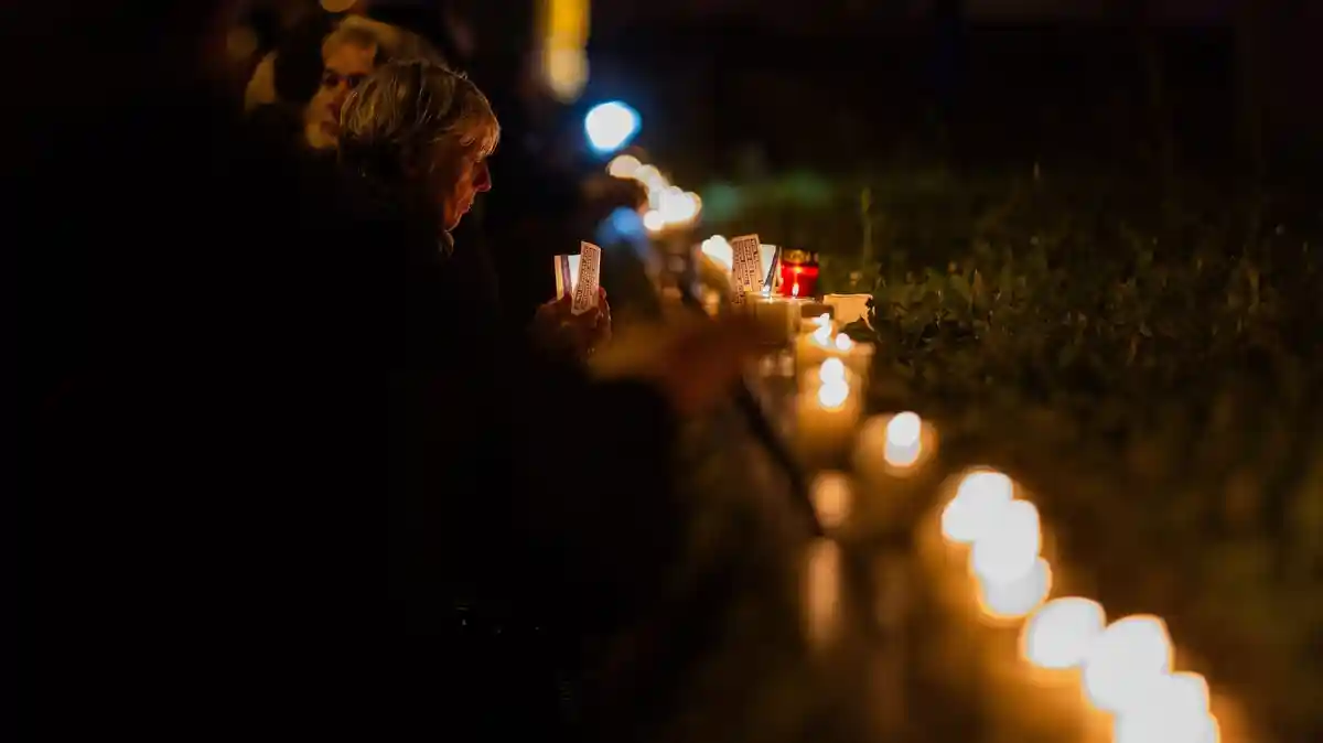 День памяти о погромной ночи:Люди ставят свечи перед синагогой в Кельне после минуты молчания.