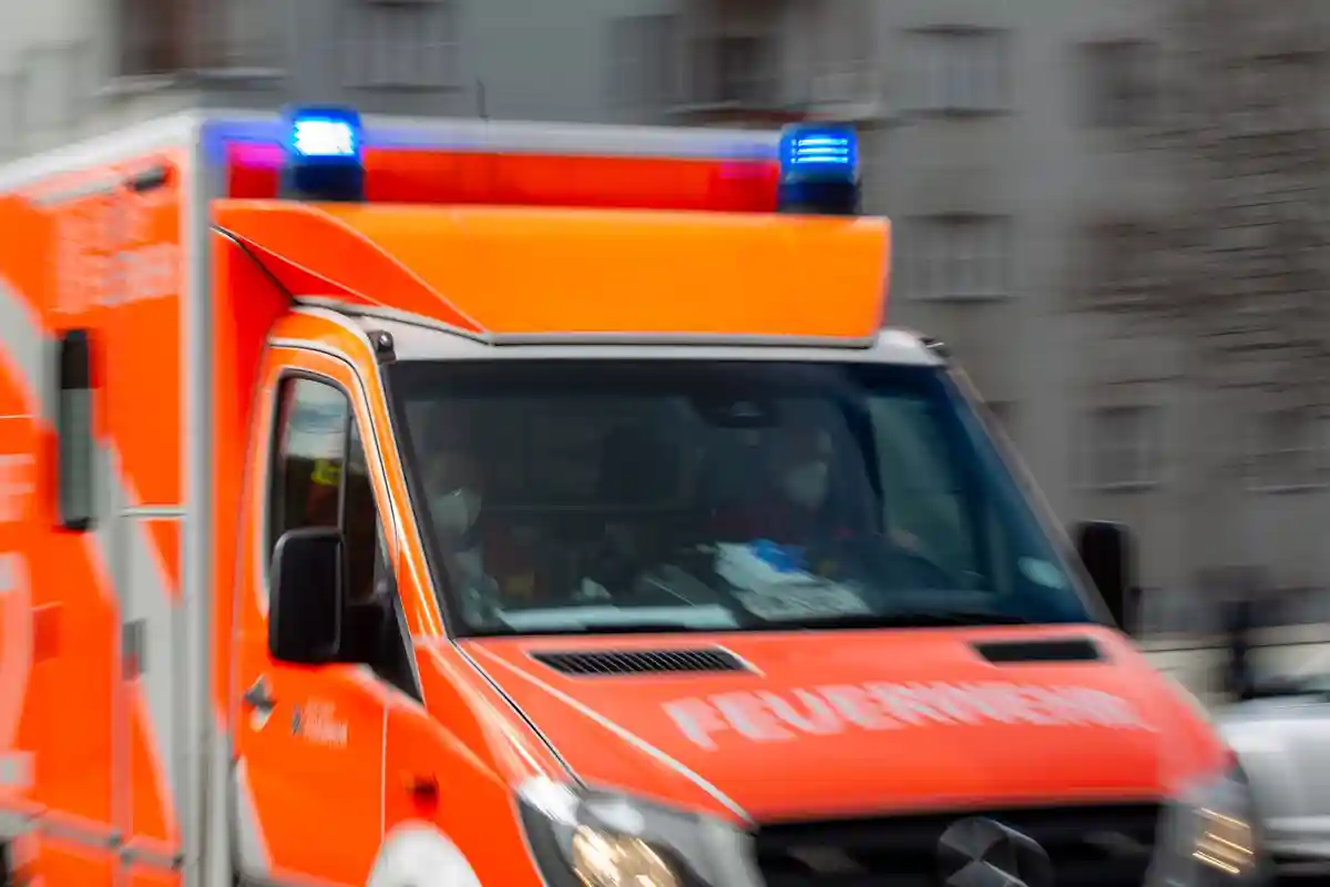 Дежурит машина скорой помощи с мигающими синими огнями:Дежурит машина скорой помощи с мигающими синими огнями.