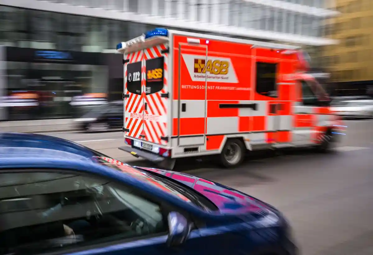 Дежурит машина скорой помощи с включенными синими огнями:Дежурит машина скорой помощи с синими огнями.