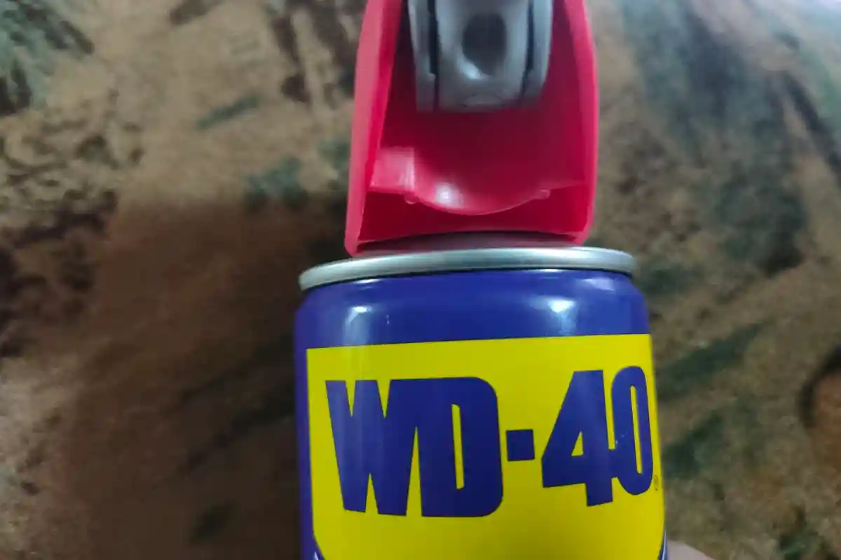 Использовать WD-40