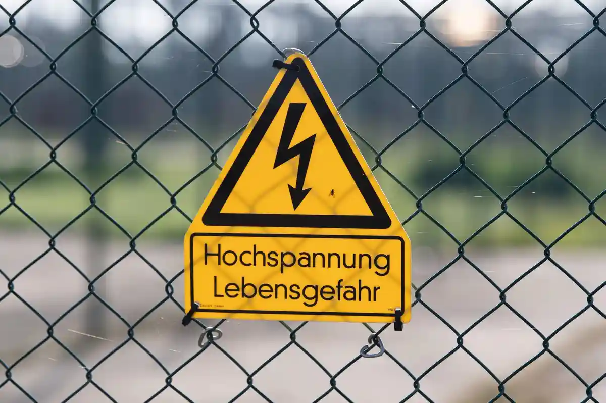 Электроэнергия:Табличка на заборе предупреждает о высоком напряжении