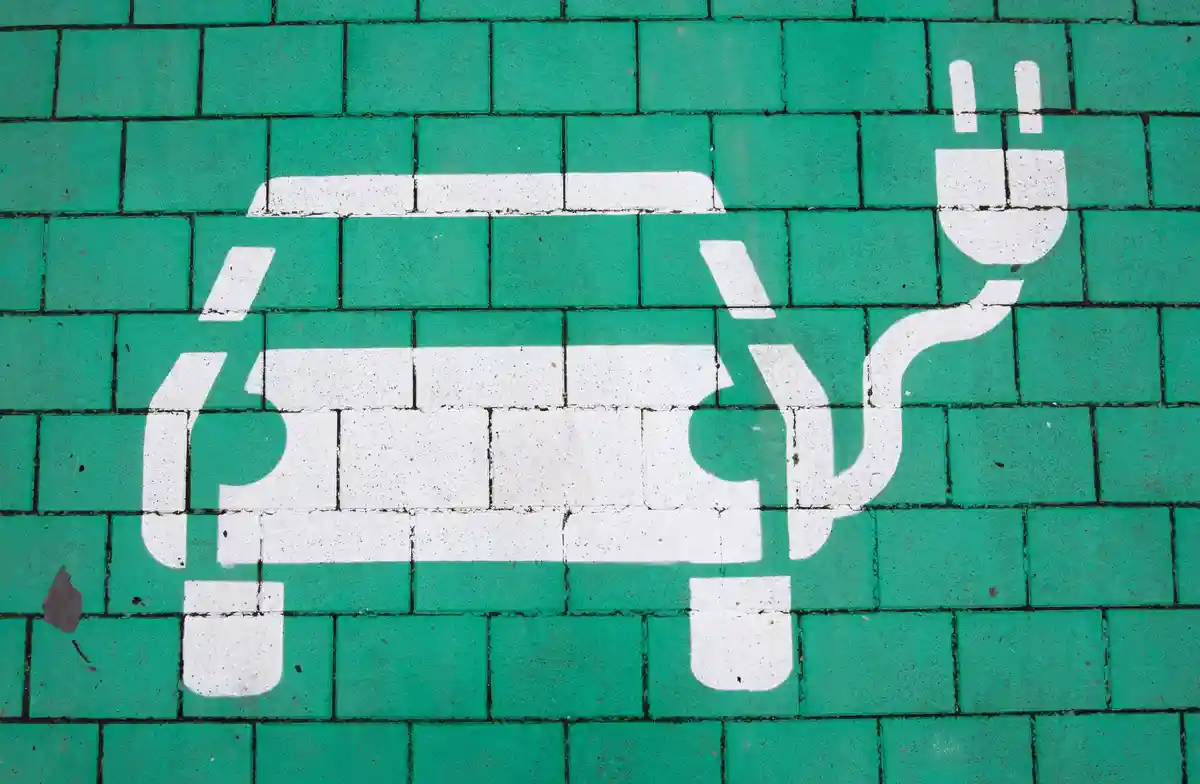 Электромобиль:Электромобиль на зеленом фоне обозначает стоянку для электромобилей.