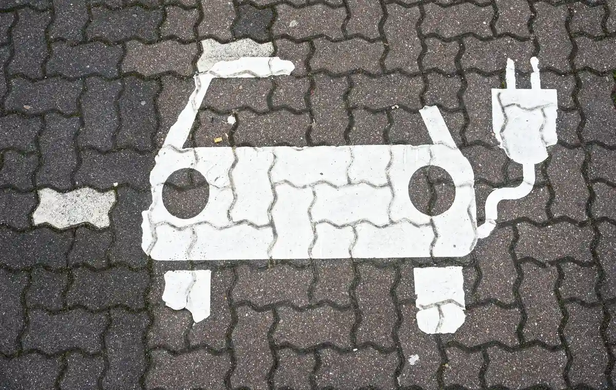 Электронный автомобиль:На парковке можно увидеть символ электромобилей.