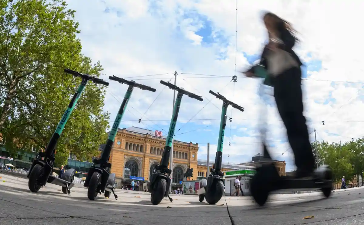 Электронный скутер:Женщина едет на электроскутере от провайдера "Ярус".