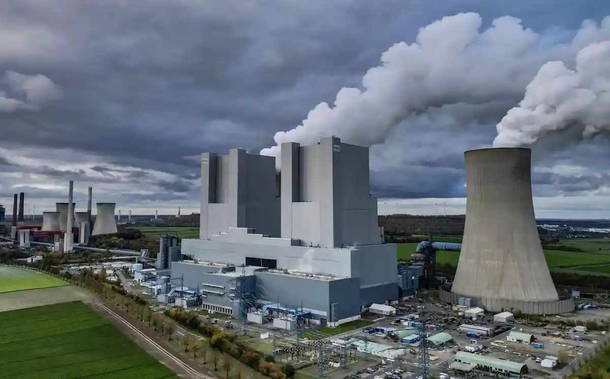 Электростанция, работающая на буром угле:Пар поднимается от электростанции Neurath II компании RWE, работающей на буром угле.